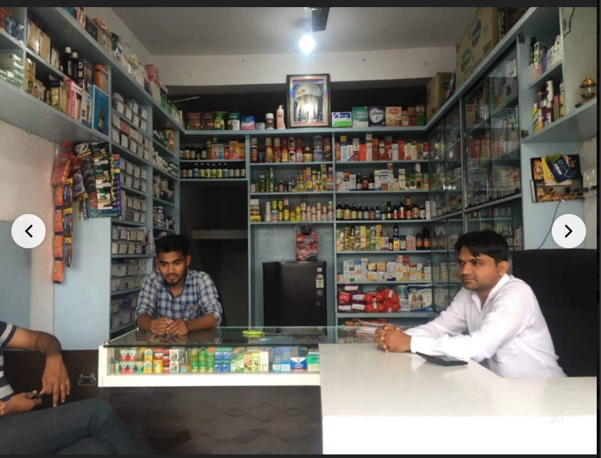 शिव मेडिकल्सचा औषधांनी भरलेला काउंटर